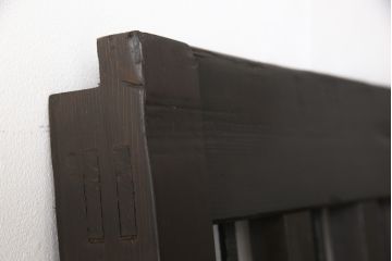 くぐり戸をリペア&カスタム!網を取り外しガラスを取り付け。既存の戸車・金具を取り外し、鍵跡付近の裏側に板を張り付け。色味は当店商品を参考に着色し、外部向けの塗料にて仕上げ。(蔵戸、建具、玄関戸)