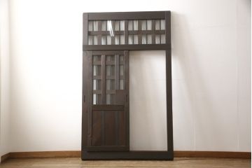 くぐり戸をリペア&カスタム!網を取り外しガラスを取り付け。既存の戸車・金具を取り外し、鍵跡付近の裏側に板を張り付け。色味は当店商品を参考に着色し、外部向けの塗料にて仕上げ。(蔵戸、建具、玄関戸)