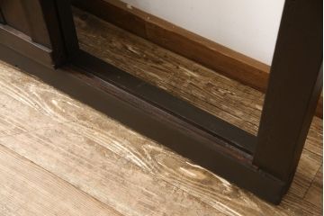 くぐり戸をリペア&カスタム!網を取り外しガラスを取り付け。既存の戸車・金具を取り外し、鍵跡付近の裏側に板を張り付け。色味は当店商品を参考に着色し、外部向けの塗料にて仕上げ。(蔵戸、建具、玄関戸)