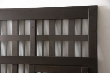くぐり戸をリペア&カスタム!網を取り外しガラスを取り付け。既存の戸車・金具を取り外し、鍵跡付近の裏側に板を張り付け。色味は当店商品を参考に着色し、外部向けの塗料にて仕上げ。(蔵戸、建具、玄関戸)