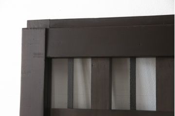 くぐり戸をリペア&カスタム!網を取り外しガラスを取り付け。既存の戸車・金具を取り外し、鍵跡付近の裏側に板を張り付け。色味は当店商品を参考に着色し、外部向けの塗料にて仕上げ。(蔵戸、建具、玄関戸)