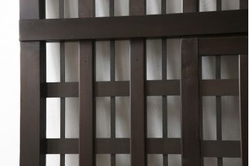 くぐり戸をリペア&カスタム!網を取り外しガラスを取り付け。既存の戸車・金具を取り外し、鍵跡付近の裏側に板を張り付け。色味は当店商品を参考に着色し、外部向けの塗料にて仕上げ。(蔵戸、建具、玄関戸)