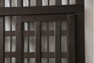 くぐり戸をリペア&カスタム!網を取り外しガラスを取り付け。既存の戸車・金具を取り外し、鍵跡付近の裏側に板を張り付け。色味は当店商品を参考に着色し、外部向けの塗料にて仕上げ。(蔵戸、建具、玄関戸)