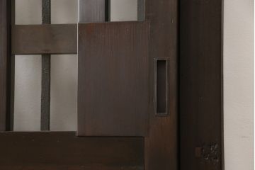 くぐり戸をリペア&カスタム!網を取り外しガラスを取り付け。既存の戸車・金具を取り外し、鍵跡付近の裏側に板を張り付け。色味は当店商品を参考に着色し、外部向けの塗料にて仕上げ。(蔵戸、建具、玄関戸)