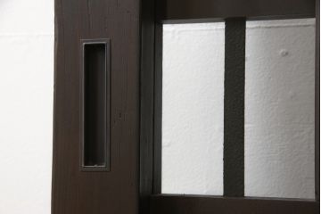くぐり戸をリペア&カスタム!網を取り外しガラスを取り付け。既存の戸車・金具を取り外し、鍵跡付近の裏側に板を張り付け。色味は当店商品を参考に着色し、外部向けの塗料にて仕上げ。(蔵戸、建具、玄関戸)