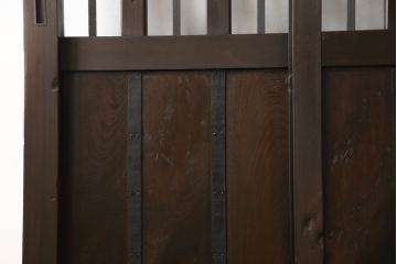 くぐり戸をリペア&カスタム!網を取り外しガラスを取り付け。既存の戸車・金具を取り外し、鍵跡付近の裏側に板を張り付け。色味は当店商品を参考に着色し、外部向けの塗料にて仕上げ。(蔵戸、建具、玄関戸)