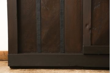 くぐり戸をリペア&カスタム!網を取り外しガラスを取り付け。既存の戸車・金具を取り外し、鍵跡付近の裏側に板を張り付け。色味は当店商品を参考に着色し、外部向けの塗料にて仕上げ。(蔵戸、建具、玄関戸)