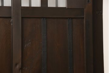 くぐり戸をリペア&カスタム!網を取り外しガラスを取り付け。既存の戸車・金具を取り外し、鍵跡付近の裏側に板を張り付け。色味は当店商品を参考に着色し、外部向けの塗料にて仕上げ。(蔵戸、建具、玄関戸)