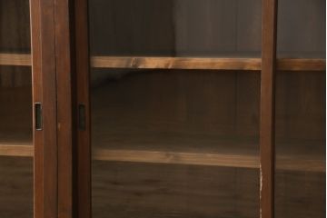 収納棚の見た目を変えずに綺麗にリペア!修繕箇所は本体と馴染ませ、本体は現状をベースにして1トーン程落ち着いた色味に着色。(キャビネット、食器棚、戸棚、本箱、サイドボード)