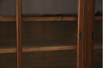 収納棚の見た目を変えずに綺麗にリペア!修繕箇所は本体と馴染ませ、本体は現状をベースにして1トーン程落ち着いた色味に着色。(キャビネット、食器棚、戸棚、本箱、サイドボード)