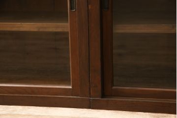 収納棚の見た目を変えずに綺麗にリペア!修繕箇所は本体と馴染ませ、本体は現状をベースにして1トーン程落ち着いた色味に着色。(キャビネット、食器棚、戸棚、本箱、サイドボード)