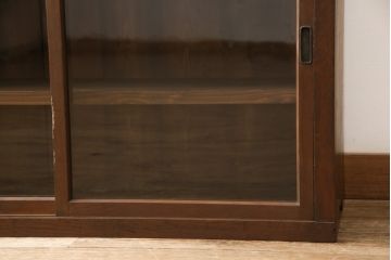 収納棚の見た目を変えずに綺麗にリペア!修繕箇所は本体と馴染ませ、本体は現状をベースにして1トーン程落ち着いた色味に着色。(キャビネット、食器棚、戸棚、本箱、サイドボード)