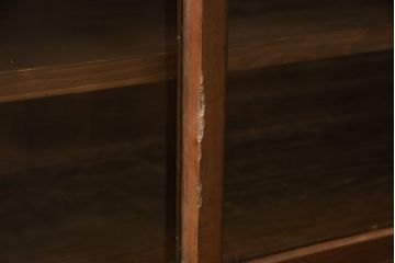 収納棚の見た目を変えずに綺麗にリペア!修繕箇所は本体と馴染ませ、本体は現状をベースにして1トーン程落ち着いた色味に着色。(キャビネット、食器棚、戸棚、本箱、サイドボード)