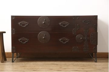 ローボードをリペア&カスタム!鉄脚を取り付け、側面に埋め木加工を施し、本体は現状の色味を活かして仕上げ。(ローチェスト、テレビ台、引き出し、和たんす、時代箪笥)