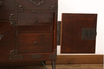 ローボードをリペア&カスタム!鉄脚を取り付け、側面に埋め木加工を施し、本体は現状の色味を活かして仕上げ。(ローチェスト、テレビ台、引き出し、和たんす、時代箪笥)