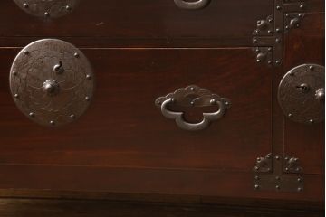 ローボードをリペア&カスタム!鉄脚を取り付け、側面に埋め木加工を施し、本体は現状の色味を活かして仕上げ。(ローチェスト、テレビ台、引き出し、和たんす、時代箪笥)