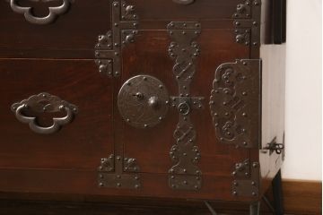 ローボードをリペア&カスタム!鉄脚を取り付け、側面に埋め木加工を施し、本体は現状の色味を活かして仕上げ。(ローチェスト、テレビ台、引き出し、和たんす、時代箪笥)