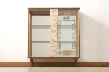 キャビネットの見た目は変えずに綺麗にリペア!修繕箇所は本体と馴染ませ、木部は現状の品物に合わせて着色。(キュリオケース、ガラスケース、ショーケース、陳列棚、飾り棚、イギリス、英国)