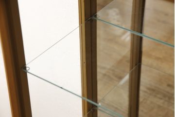 キャビネットの見た目は変えずに綺麗にリペア!修繕箇所は本体と馴染ませ、木部は現状の品物に合わせて着色。(キュリオケース、ガラスケース、ショーケース、陳列棚、飾り棚、イギリス、英国)