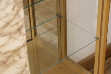 キャビネットの見た目は変えずに綺麗にリペア!修繕箇所は本体と馴染ませ、木部は現状の品物に合わせて着色。(キュリオケース、ガラスケース、ショーケース、陳列棚、飾り棚、イギリス、英国)