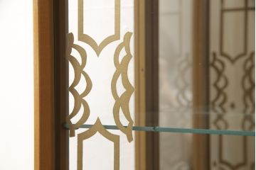 キャビネットの見た目は変えずに綺麗にリペア!修繕箇所は本体と馴染ませ、木部は現状の品物に合わせて着色。(キュリオケース、ガラスケース、ショーケース、陳列棚、飾り棚、イギリス、英国)