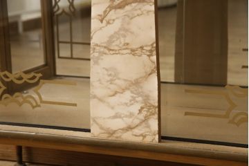 キャビネットの見た目は変えずに綺麗にリペア!修繕箇所は本体と馴染ませ、木部は現状の品物に合わせて着色。(キュリオケース、ガラスケース、ショーケース、陳列棚、飾り棚、イギリス、英国)