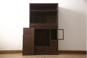 関東水屋箪笥をリペア&カスタム!上段に棚板を製作し、下段は可動棚仕様で、倹飩扉は片開き扉に加工。最上段の引き戸はゆらゆらガラス、上段引き戸と片開き戸はモールガラスへ交換。本体は現状をベースにして1トーン程落ち着いた色味に着色。(重ね箪笥、収納棚、食器棚、戸棚、キャビネット)