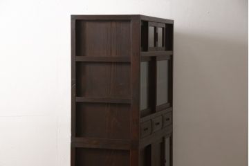 関東水屋箪笥をリペア&カスタム!上段に棚板を製作し、下段は可動棚仕様で、倹飩扉は片開き扉に加工。最上段の引き戸はゆらゆらガラス、上段引き戸と片開き戸はモールガラスへ交換。本体は現状をベースにして1トーン程落ち着いた色味に着色。(重ね箪笥、収納棚、食器棚、戸棚、キャビネット)