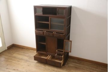 関東水屋箪笥をリペア&カスタム!上段に棚板を製作し、下段は可動棚仕様で、倹飩扉は片開き扉に加工。最上段の引き戸はゆらゆらガラス、上段引き戸と片開き戸はモールガラスへ交換。本体は現状をベースにして1トーン程落ち着いた色味に着色。(重ね箪笥、収納棚、食器棚、戸棚、キャビネット)