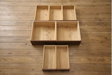 関東水屋箪笥をリペア&カスタム!上段に棚板を製作し、下段は可動棚仕様で、倹飩扉は片開き扉に加工。最上段の引き戸はゆらゆらガラス、上段引き戸と片開き戸はモールガラスへ交換。本体は現状をベースにして1トーン程落ち着いた色味に着色。(重ね箪笥、収納棚、食器棚、戸棚、キャビネット)