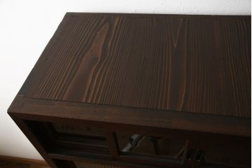 関東水屋箪笥をリペア&カスタム!上段に棚板を製作し、下段は可動棚仕様で、倹飩扉は片開き扉に加工。最上段の引き戸はゆらゆらガラス、上段引き戸と片開き戸はモールガラスへ交換。本体は現状をベースにして1トーン程落ち着いた色味に着色。(重ね箪笥、収納棚、食器棚、戸棚、キャビネット)