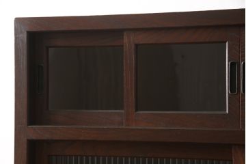 関東水屋箪笥をリペア&カスタム!上段に棚板を製作し、下段は可動棚仕様で、倹飩扉は片開き扉に加工。最上段の引き戸はゆらゆらガラス、上段引き戸と片開き戸はモールガラスへ交換。本体は現状をベースにして1トーン程落ち着いた色味に着色。(重ね箪笥、収納棚、食器棚、戸棚、キャビネット)