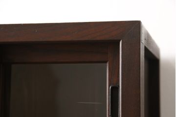 関東水屋箪笥をリペア&カスタム!上段に棚板を製作し、下段は可動棚仕様で、倹飩扉は片開き扉に加工。最上段の引き戸はゆらゆらガラス、上段引き戸と片開き戸はモールガラスへ交換。本体は現状をベースにして1トーン程落ち着いた色味に着色。(重ね箪笥、収納棚、食器棚、戸棚、キャビネット)