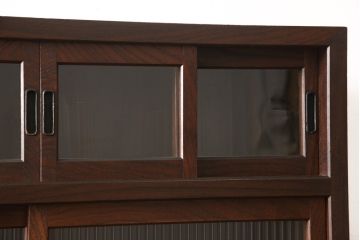 関東水屋箪笥をリペア&カスタム!上段に棚板を製作し、下段は可動棚仕様で、倹飩扉は片開き扉に加工。最上段の引き戸はゆらゆらガラス、上段引き戸と片開き戸はモールガラスへ交換。本体は現状をベースにして1トーン程落ち着いた色味に着色。(重ね箪笥、収納棚、食器棚、戸棚、キャビネット)