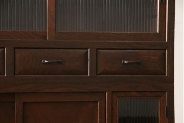 関東水屋箪笥をリペア&カスタム!上段に棚板を製作し、下段は可動棚仕様で、倹飩扉は片開き扉に加工。最上段の引き戸はゆらゆらガラス、上段引き戸と片開き戸はモールガラスへ交換。本体は現状をベースにして1トーン程落ち着いた色味に着色。(重ね箪笥、収納棚、食器棚、戸棚、キャビネット)