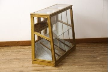ガラスケースの見た目を変えずに綺麗にリペア!現状に合わせて1トーン程落ち着いた色に着色。(ショーケース、陳列棚、マス目、飾り棚)