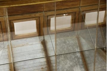 ガラスケースの見た目を変えずに綺麗にリペア!現状に合わせて1トーン程落ち着いた色に着色。(ショーケース、陳列棚、マス目、飾り棚)