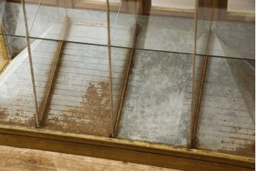 ガラスケースの見た目を変えずに綺麗にリペア!現状に合わせて1トーン程落ち着いた色に着色。(ショーケース、陳列棚、マス目、飾り棚)