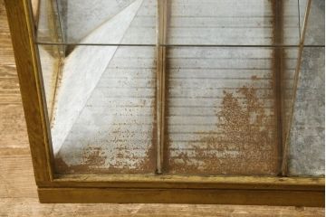 ガラスケースの見た目を変えずに綺麗にリペア!現状に合わせて1トーン程落ち着いた色に着色。(ショーケース、陳列棚、マス目、飾り棚)