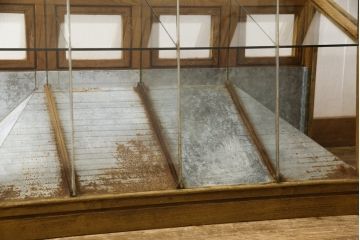 ガラスケースの見た目を変えずに綺麗にリペア!現状に合わせて1トーン程落ち着いた色に着色。(ショーケース、陳列棚、マス目、飾り棚)