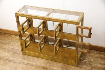 ガラスケースの見た目を変えずに綺麗にリペア!現状に合わせて1トーン程落ち着いた色に着色。(ショーケース、陳列棚、マス目、飾り棚)