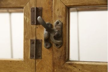 ガラスケースの見た目を変えずに綺麗にリペア!現状に合わせて1トーン程落ち着いた色に着色。(ショーケース、陳列棚、マス目、飾り棚)
