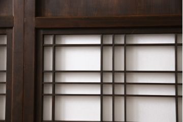 障子帯戸をリペア&カスタム!高さをリサイズし、既存の障子をプラスチック障子紙に張り替え。現状のお品物に合わせて1トーン程落ち着いた色に着色。(板戸、引き戸)