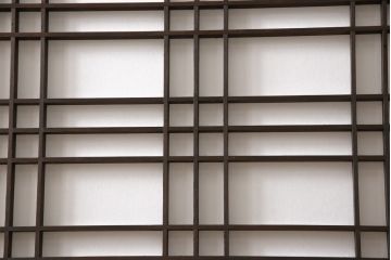 障子帯戸をリペア&カスタム!高さをリサイズし、既存の障子をプラスチック障子紙に張り替え。現状のお品物に合わせて1トーン程落ち着いた色に着色。(板戸、引き戸)