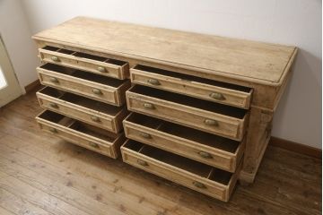 カウンターテーブルをリペア&カスタム!ストリップド加工を施し、全体は隙間・荒れ・ヒビ・キズ等は敢えて残し木味として楽しめるよう仕上げ。(サイドボード、キャビネット、引き出し、店舗什器)