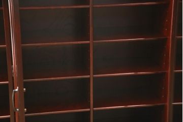 水屋箪笥キャビネットをリペア&カスタム!希望の高さにカットした脚を取り付け。新材使用の脚はリペア後の本体に合わせて着色。(食器棚、戸棚、収納棚、飾り棚)