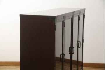 水屋箪笥キャビネットをリペア&カスタム!希望の高さにカットした脚を取り付け。新材使用の脚はリペア後の本体に合わせて着色。(食器棚、戸棚、収納棚、飾り棚)