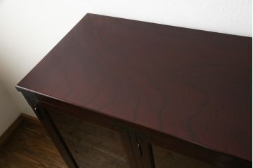 水屋箪笥キャビネットをリペア&カスタム!希望の高さにカットした脚を取り付け。新材使用の脚はリペア後の本体に合わせて着色。(食器棚、戸棚、収納棚、飾り棚)