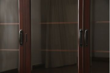 水屋箪笥キャビネットをリペア&カスタム!希望の高さにカットした脚を取り付け。新材使用の脚はリペア後の本体に合わせて着色。(食器棚、戸棚、収納棚、飾り棚)