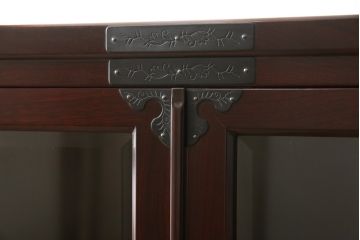 水屋箪笥キャビネットをリペア&カスタム!希望の高さにカットした脚を取り付け。新材使用の脚はリペア後の本体に合わせて着色。(食器棚、戸棚、収納棚、飾り棚)